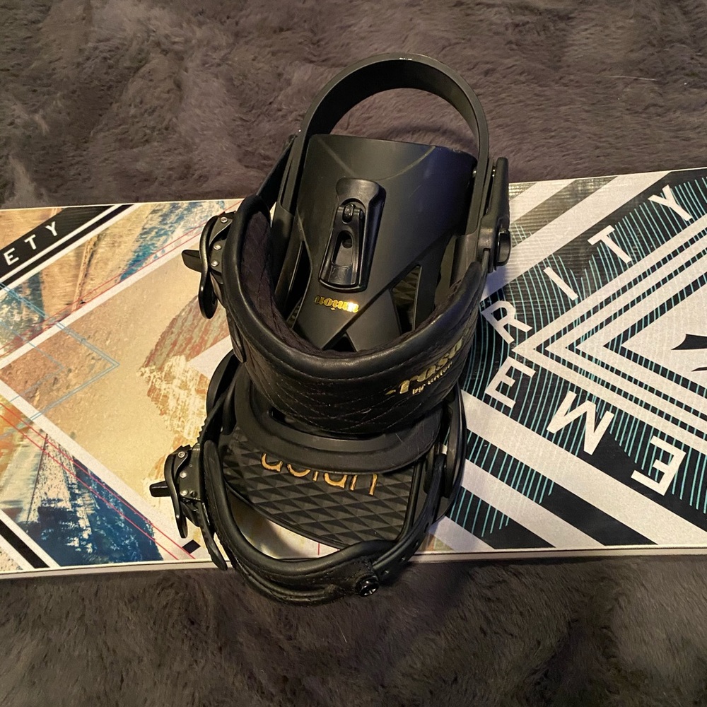 Women’s Rosa by Union bindings in great condition
